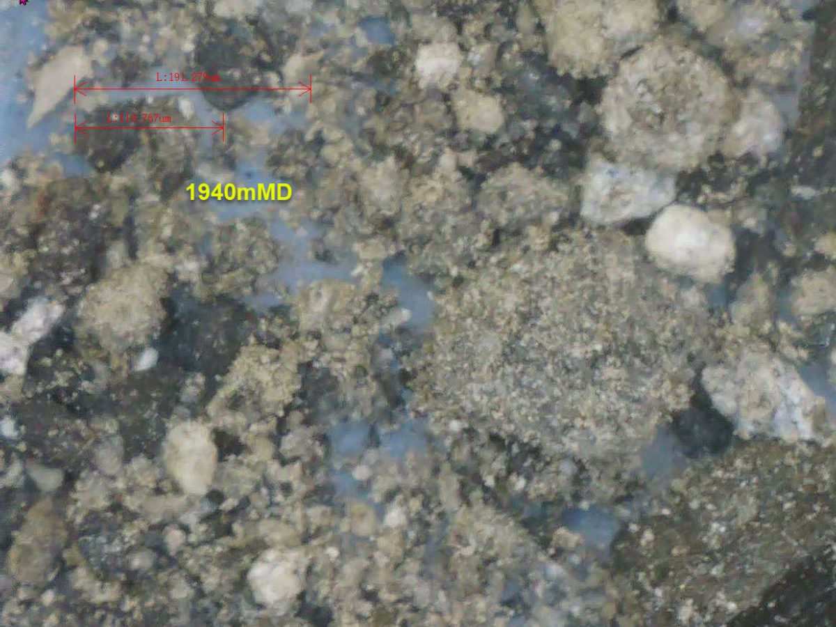A close up of some rocks and water