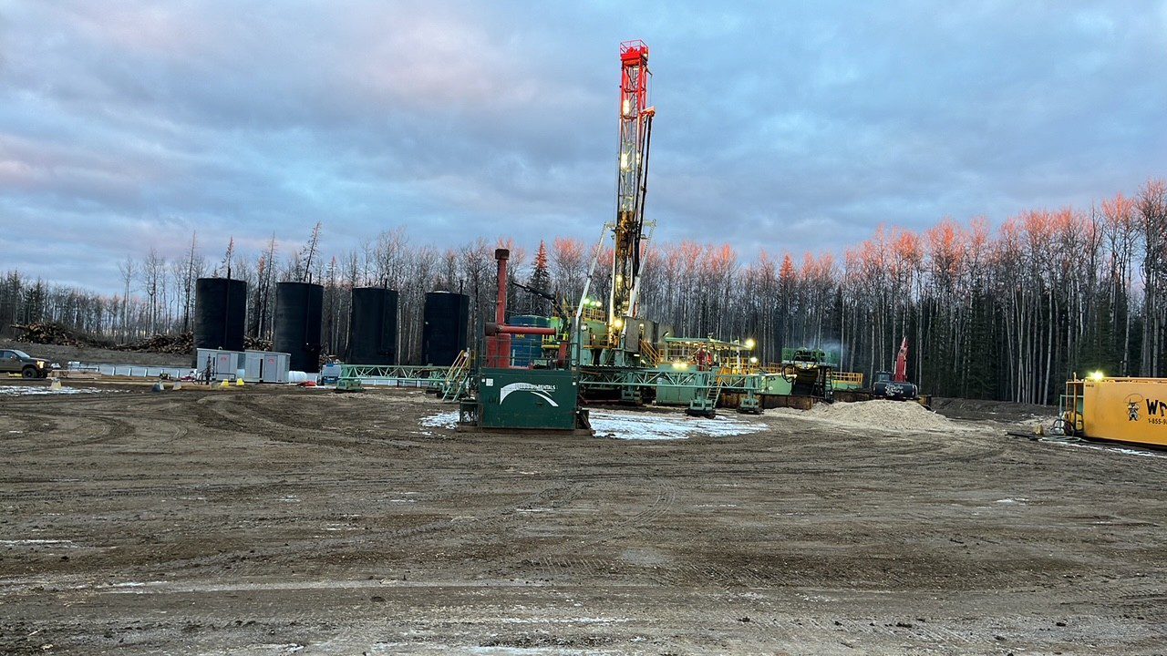 rig2 A group of drilling rigs in the dirt.